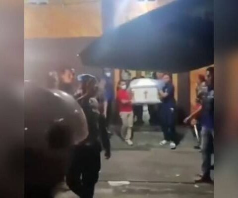 Ket foto: Jenazah Bertrand Eko Prasetyo (18) dibawa pihak keluarga usai menjalani pemeriksaan di RS Bhayangkara Makassar, Kota Makassar, Sulawesi Selatan, Senin (2/3/2026). (Dok. Instagram LBH Makassar)