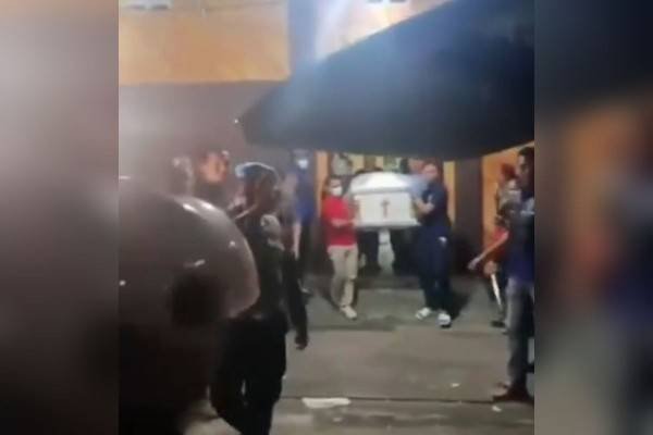 Ket foto: Jenazah Bertrand Eko Prasetyo (18) dibawa pihak keluarga usai menjalani pemeriksaan di RS Bhayangkara Makassar, Kota Makassar, Sulawesi Selatan, Senin (2/3/2026). (Dok. Instagram LBH Makassar)