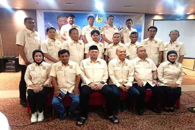 Pengurus Federasi Olahraga Karate-Do Indonesia (FORKI) Kota Makassar berfoto bersama usai Rapat Kerja yang dirangkaikan dengan buka puasa bersama di Hotel Horison Ultima, Jalan Jenderal Sudirman, Makassar, Senin (16/3/2026). Kegiatan tersebut membahas program kerja kepengurusan FORKI Makassar periode 2025–2029, termasuk pembinaan atlet dan persiapan menghadapi Porprov Sulsel 2026. Pengurus Federasi Olahraga Karate-Do Indonesia (FORKI) Kota Makassar berfoto bersama usai Rapat Kerja yang dirangkaikan dengan buka puasa bersama di Hotel Horison Ultima, Jalan Jenderal Sudirman, Makassar, Senin (16/3/2026). Kegiatan tersebut membahas program kerja kepengurusan FORKI Makassar periode 2025–2029, termasuk pembinaan atlet dan persiapan menghadapi Porprov Sulsel 2026.