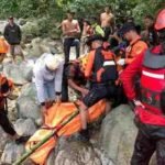 Air Bah Sungai Kalimborang Maros Telan Korban, 1 Wisatawan Tewas dan 1 Masih Dicari  Lead (SEO):