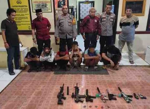 Personel Polsek Manggala saat melakukan patroli dan memberikan pembinaan kepada sejumlah remaja yang kedapatan bermain senjata mainan di wilayah Manggala. Langkah ini dilakukan guna mencegah keresahan warga serta menjaga situasi kamtibmas tetap aman dan kondusif.