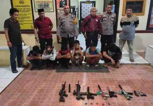 Personel Polsek Manggala saat melakukan patroli dan memberikan pembinaan kepada sejumlah remaja yang kedapatan bermain senjata mainan di wilayah Manggala. Langkah ini dilakukan guna mencegah keresahan warga serta menjaga situasi kamtibmas tetap aman dan kondusif.