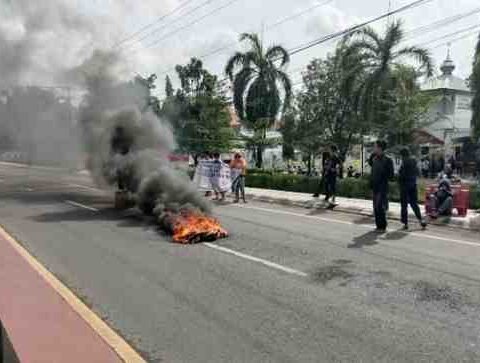 Massa dari Komite Aktivis Mahasiswa Independen (KAMI) Sulsel menggelar aksi demonstrasi di depan Kantor Bupati dan Kejaksaan Negeri Takalar, Kamis (26/2), menyoroti dugaan penyimpangan anggaran pengadaan 2.300 unit tong sampah tahun anggaran 2025.