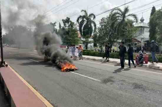 Massa dari Komite Aktivis Mahasiswa Independen (KAMI) Sulsel menggelar aksi demonstrasi di depan Kantor Bupati dan Kejaksaan Negeri Takalar, Kamis (26/2), menyoroti dugaan penyimpangan anggaran pengadaan 2.300 unit tong sampah tahun anggaran 2025.
