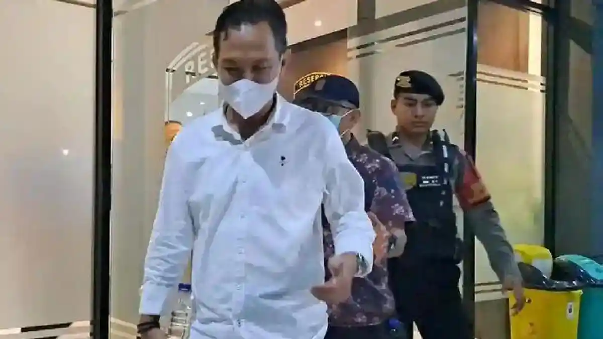 KPK Tahan Bupati dan Sekda Cilacap dalam Kasus Dugaan Korupsi Dana THR KPK Tahan Bupati dan Sekda Cilacap dalam Kasus Dugaan Korupsi Dana THR