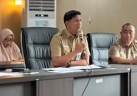 Plt Sekretaris Badan Pendapatan Daerah (Bapenda) Kota Makassar, Zamhir Islamie Hatta, menghadiri Rapat Dengar Pendapat (RDP) Komisi B di gedung sementara DPRD Makassar, Senin (2/3/2026). Dalam rapat tersebut diungkap delapan usaha kuliner di Makassar menunggak pajak restoran.