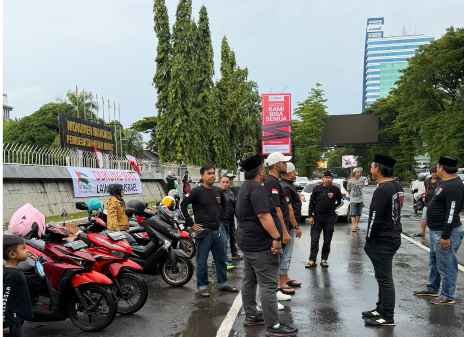 Menjelang Malam Nuzulul Quran, Laskar Garuda Indonesia Bersatu Istiqamah Berbagi Takjil untuk Warga Menjelang Malam Nuzulul Quran, Laskar Garuda Indonesia Bersatu Istiqamah Berbagi Takjil untuk Warga