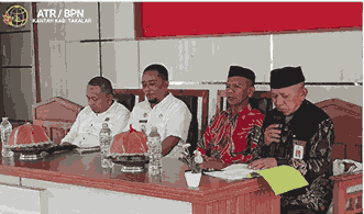 Koordinator Substansi Penetapan dan Pengelolaan Tanah Pemerintah Kantor Pertanahan Kabupaten Takalar, Anugrah, saat menyampaikan sosialisasi percepatan pensertipikatan tanah wakaf di Kantor Kecamatan Polongbangkeng Timur, 11 Februari.