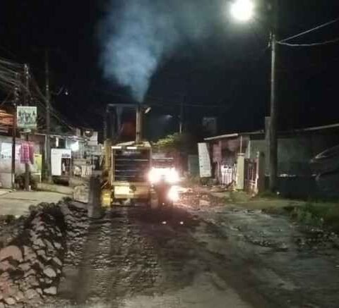 Pemprov Sulsel mulai lakukan penanganan sementara jalan rusak di Moncongloe. Pemprov Sulsel mulai lakukan penanganan sementara jalan rusak di Moncongloe.
