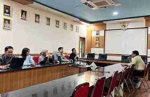 Tim Kantor Pertanahan Takalar bersama penyedia kegiatan ILASPP saat membahas persiapan kegiatan pengukuran PTSL Tahun Anggaran 2026.