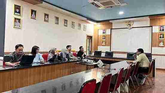 Tim Kantor Pertanahan Takalar bersama penyedia kegiatan ILASPP saat membahas persiapan kegiatan pengukuran PTSL Tahun Anggaran 2026.