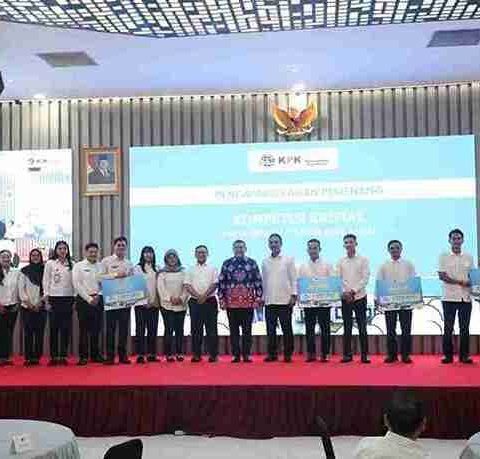 Wakil Menteri ATR/Wakil Kepala BPN Ossy Dermawan bersama Sekretaris Jenderal ATR/BPN Dalu Agung Darmawan saat menyerahkan penghargaan kepada pemenang Kompetisi Karya Inovasi Terapan yang Andal (KRISTAL) 2026 di Aula Prona Kementerian ATR/BPN, Jakarta, Kamis (12/3/2026).