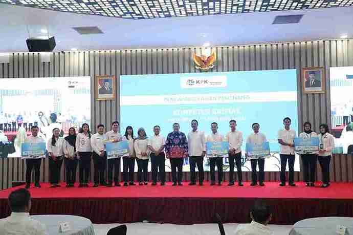 Wakil Menteri ATR/Wakil Kepala BPN Ossy Dermawan bersama Sekretaris Jenderal ATR/BPN Dalu Agung Darmawan saat menyerahkan penghargaan kepada pemenang Kompetisi Karya Inovasi Terapan yang Andal (KRISTAL) 2026 di Aula Prona Kementerian ATR/BPN, Jakarta, Kamis (12/3/2026).