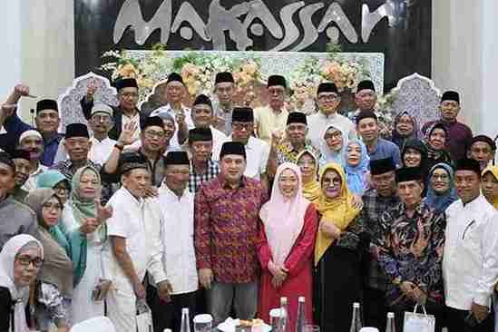 Wali Kota Makassar Munafri Arifuddin bersama Ketua TP PKK Makassar Melinda Aksa berfoto bersama mantan pejabat dan ASN Pemerintah Kota Makassar usai kegiatan silaturahmi Ramadan dan buka puasa bersama di Baruga Anging Mammiri, Rumah Jabatan Wali Kota Makassar, Senin (16/3/2026).