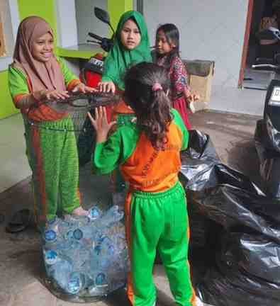 Siswa SDI Malimongan Baru Tetap Aktif Pilah Sampah, Wujud Cinta Lingkungan di Ramadan Siswa SDI Malimongan Baru Tetap Aktif Pilah Sampah, Wujud Cinta Lingkungan di Ramadan