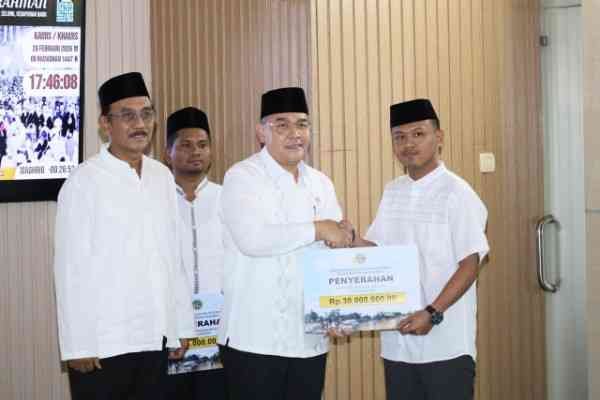 Wakil Menteri ATR/Wakil Kepala BPN, Ossy Dermawan, didampingi Sekjen ATR/BPN Dalu Agung Darmawan menyerahkan bantuan kepada ASN asal Aceh terdampak bencana dalam kegiatan Silaturahmi dan Buka Puasa Bersama di Masjid Nuurur Rahman ATR/BPN, Jakarta, Kamis (26/2/2026).