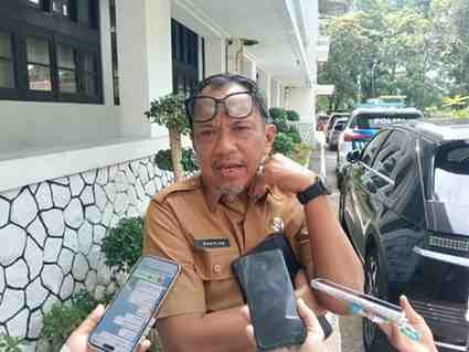 Kepala Badan Pengelolaan Keuangan dan Aset Daerah (BPKAD) Makassar, Muhammad Dakhlan, saat diwawancarai awak media terkait kepastian pembayaran THR bagi PPPK paruh waktu yang masih menunggu petunjuk teknis, di Makassar.03/02/26