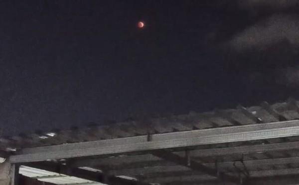 Fenomena gerhana bulan total tampak menghiasi langit Kecamatan Barombong, Kelurahan Barombong, Makassar, Selasa (3/3/2026) malam. Momen bulan berwarna kemerahan ini berhasil diabadikan saat puncak gerhana.03/02/26 Dok. Imam Fadli/mediasulsel.id