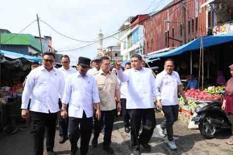 Gubernur Sulawesi Selatan bersama Wali Kota Makassar dan Menteri Perdagangan RI meninjau langsung harga dan ketersediaan bahan pokok di Pasar Terong, Makassar, Rabu (4/3/2026), menjelang Hari Raya Idulfitri 1447 Hijriah. Gubernur Sulawesi Selatan bersama Wali Kota Makassar dan Menteri Perdagangan RI meninjau langsung harga dan ketersediaan bahan pokok di Pasar Terong, Makassar, Rabu (4/3/2026), menjelang Hari Raya Idulfitri 1447 Hijriah.