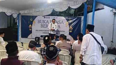 Suasana kebersamaan keluarga besar PT PELNI (Persero) Cabang Makassar saat mengikuti kegiatan buka puasa bersama dalam rangka Ramadan 1447 Hijriah di Kantor PELNI Makassar.