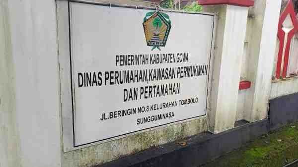 Kantor Dinas Perumahan, Kawasan Permukiman dan Pertanahan (Perkimtan) Kabupaten Gowa yang memastikan bangunan di Kelurahan Romang Polong, Kecamatan Somba Opu tidak melanggar aturan perizinan. Kantor Dinas Perumahan, Kawasan Permukiman dan Pertanahan (Perkimtan) Kabupaten Gowa yang memastikan bangunan di Kelurahan Romang Polong, Kecamatan Somba Opu tidak melanggar aturan perizinan.