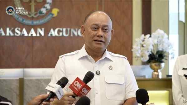 Foto: Kepala BGN, Dadan Hindayana saat menyampaikan pemaparan Konferensi Pers terkait bersama Kejaksaan Agung berkomitmen penuh untuk menjaga transparansi dan akuntabilitas Program Makan Bergizi Gratis (MBG) di seluruh penjuru Indonesia di Kejaksaan Agung, Jakarta, Selasa (17/3/2026). (Tangkapan Layar Youtube/ Badan Gizi Nasional Republik Indonesia)