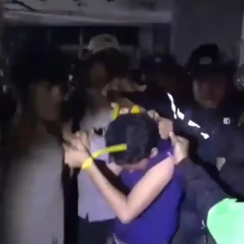 COD – Terduga pelaku penipuan transaksi cash on delivery (COD) handphone babak belur dihajar warga di Jalan Abd Kadir Dg Suro, Kelurahan Samata, Kecamatan Somba Opu, Kabupaten Gowa, Sulawesi Selatan, Kamis (5/3/2026) malam. Dua pelaku terlibat dalam kasus ini, satu ditangkap warga sementara satu lainnya diamankan aparat.