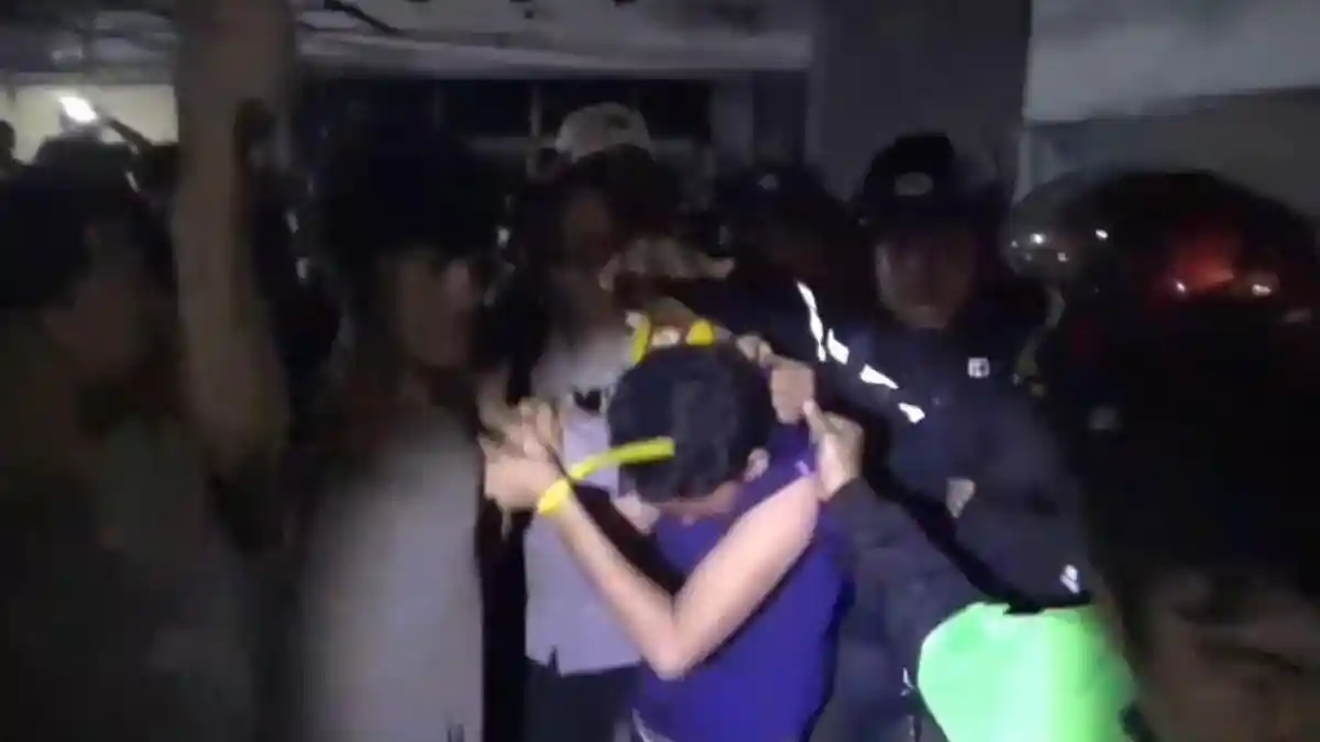 COD – Terduga pelaku penipuan transaksi cash on delivery (COD) handphone babak belur dihajar warga di Jalan Abd Kadir Dg Suro, Kelurahan Samata, Kecamatan Somba Opu, Kabupaten Gowa, Sulawesi Selatan, Kamis (5/3/2026) malam. Dua pelaku terlibat dalam kasus ini, satu ditangkap warga sementara satu lainnya diamankan aparat. COD – Terduga pelaku penipuan transaksi cash on delivery (COD) handphone babak belur dihajar warga di Jalan Abd Kadir Dg Suro, Kelurahan Samata, Kecamatan Somba Opu, Kabupaten Gowa, Sulawesi Selatan, Kamis (5/3/2026) malam. Dua pelaku terlibat dalam kasus ini, satu ditangkap warga sementara satu lainnya diamankan aparat.