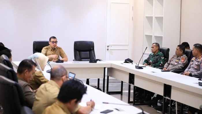 Foto: Sekretaris Daerah (Sekda) Makassar, Andi Zulkifly, memimpin rapat koordinasi terkait penertiban parkir liar di kawasan Ruko Diamond, Kecamatan Panakkukang, Makassar. (Dok. Humas Pemkot Makassar)