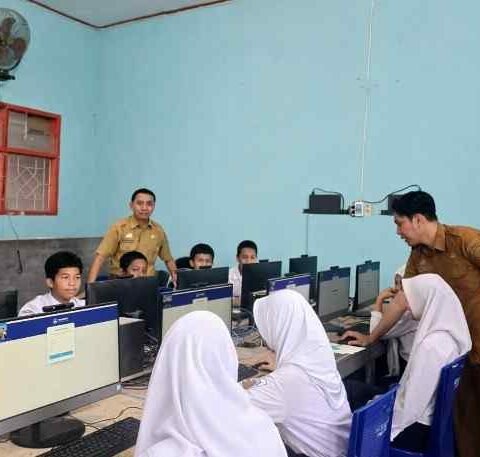 Siswa UPT SPF SMPN 18 Makassar saat mengikuti simulasi (gladi) Tes Kemampuan Akademik (TKA) menggunakan komputer di ruang ujian, sebagai bagian dari persiapan pelaksanaan TKA perdana tahun 2026.