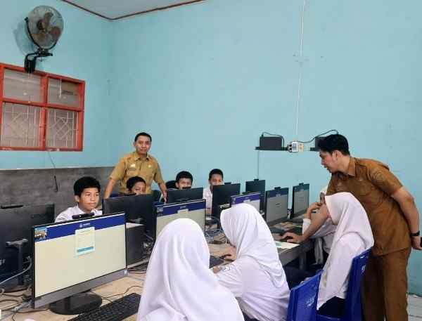 Siswa UPT SPF SMPN 18 Makassar saat mengikuti simulasi (gladi) Tes Kemampuan Akademik (TKA) menggunakan komputer di ruang ujian, sebagai bagian dari persiapan pelaksanaan TKA perdana tahun 2026.