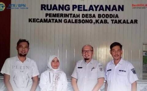 Petugas Kantor Pertanahan Kabupaten Takalar melakukan pendataan dan verifikasi dokumen kepemilikan tanah dalam kegiatan pendataan yuridis lintas sektor di Desa Boddia, Kecamatan Galesong. Screenshot2026 04 0907275 1