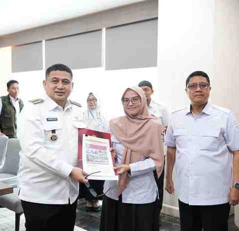 Andi Bukti Djufrie bersama Munafri Arifuddin membahas pembentukan Kampung Siaga Bencana (KSB) di Kecamatan Tamalanrea sebagai langkah memperkuat kesiapsiagaan masyarakat terhadap bencana di Makassar.