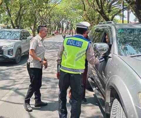 Petugas gabungan UPT Samsat Gowa bersama Direktorat Lalu Lintas Polda Sulsel dan Bapenda Gowa melakukan penertiban pajak kendaraan di Jalan Tun Abdul Razak, Kecamatan Somba Opu, Rabu (21/5/2026). Pemeriksaan dilakukan untuk meningkatkan kepatuhan masyarakat dalam membayar pajak kendaraan bermotor.