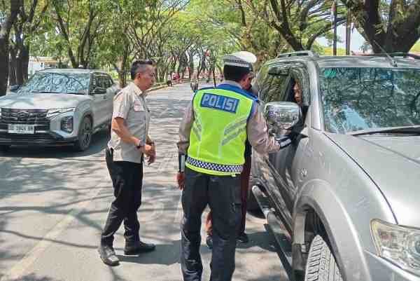 Petugas gabungan UPT Samsat Gowa bersama Direktorat Lalu Lintas Polda Sulsel dan Bapenda Gowa melakukan penertiban pajak kendaraan di Jalan Tun Abdul Razak, Kecamatan Somba Opu, Rabu (21/5/2026). Pemeriksaan dilakukan untuk meningkatkan kepatuhan masyarakat dalam membayar pajak kendaraan bermotor.