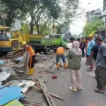 Tanpa Gejolak, PKL di Sekitar SMK Negeri 4 Makassar Bongkar Lapak Sendiri