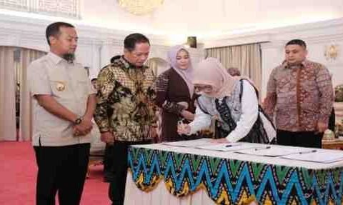 Pemerintah Kabupaten Gowa resmi menandatangani Perjanjian Kerjasama (PKS) Pembangunan Instalasi Pengolah Sampah Menjadi Energi Listrik (PSEL) berbasis teknologi ramah lingkungan. Penandatanganan strategis lintas wilayah antara Pemerintah Provinsi Sulawesi Selatan (Sulsel), Kabupaten Gowa, Kabupaten Maros dan Kota Makassar ini dilaksanakan di Rumah Jabatan Gubernur Sulsel, Makassar, Sabtu (4/4/2026)