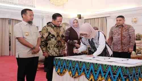 Pemerintah Kabupaten Gowa resmi menandatangani Perjanjian Kerjasama (PKS) Pembangunan Instalasi Pengolah Sampah Menjadi Energi Listrik (PSEL) berbasis teknologi ramah lingkungan. Penandatanganan strategis lintas wilayah antara Pemerintah Provinsi Sulawesi Selatan (Sulsel), Kabupaten Gowa, Kabupaten Maros dan Kota Makassar ini dilaksanakan di Rumah Jabatan Gubernur Sulsel, Makassar, Sabtu (4/4/2026)