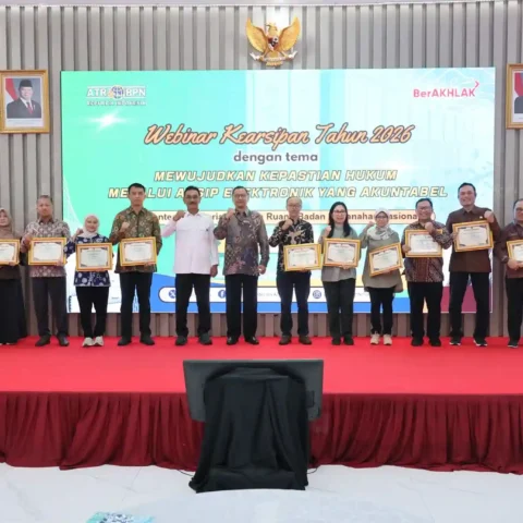 Pecut Semangat Jajaran, Sekjen ATRBPN Dalu Agung Darmawan Serahkan Penghargaan Kearsipan Terbaik Nasional