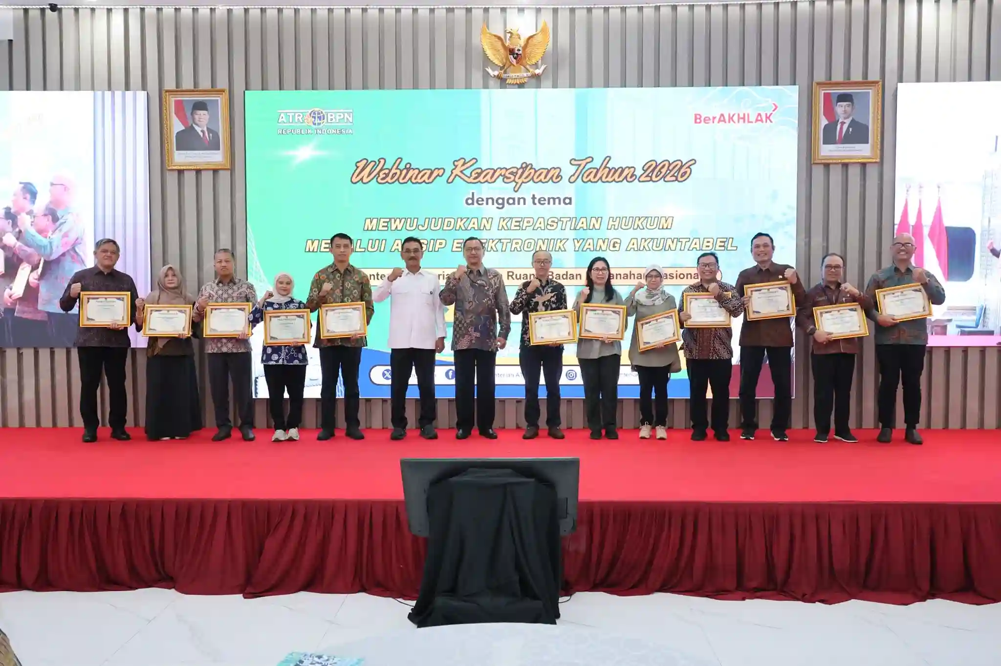 Pecut Semangat Jajaran, Sekjen ATRBPN Dalu Agung Darmawan Serahkan Penghargaan Kearsipan Terbaik Nasional Pecut Semangat Jajaran, Sekjen ATRBPN Dalu Agung Darmawan Serahkan Penghargaan Kearsipan Terbaik Nasional