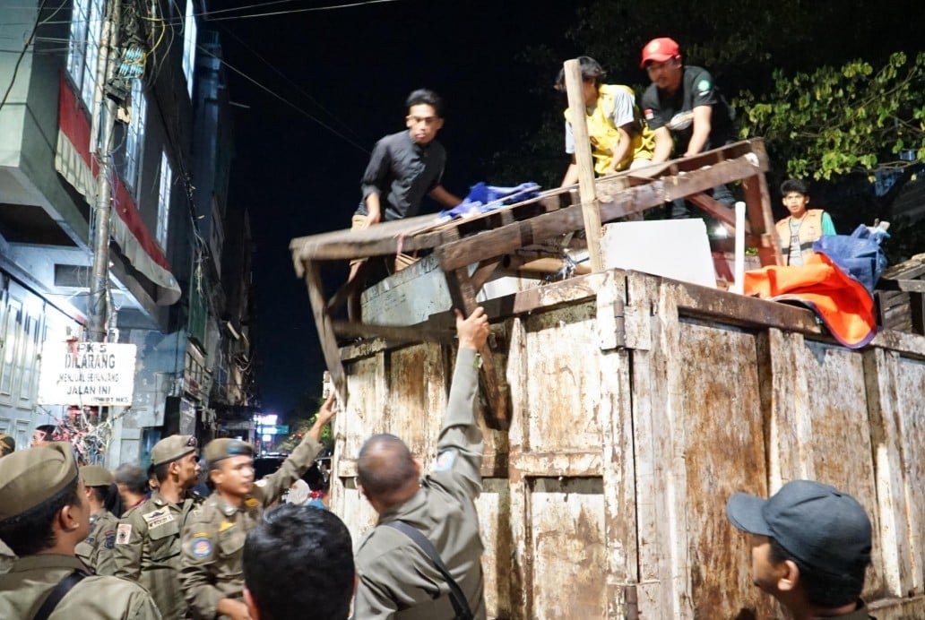 Pemkot Makassar Tertibkan 308 PKL Pasar Tumpah di Veteran Utara: 'Penataan Berjalan Kondusif'