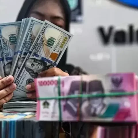 rupiah melemah 69 poin ke rp17 483 emas antam justru melonjak rp40 000 per gram