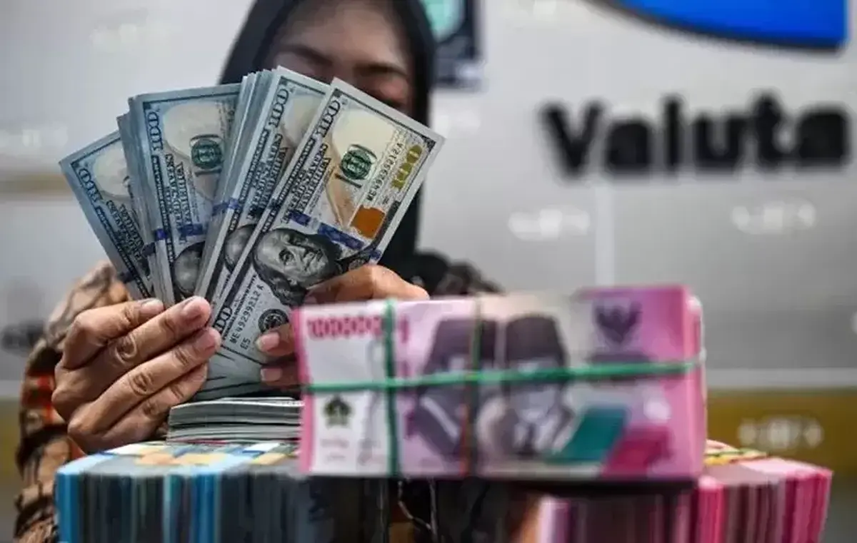 rupiah melemah 69 poin ke rp17 483 emas antam justru melonjak rp40 000 per gram