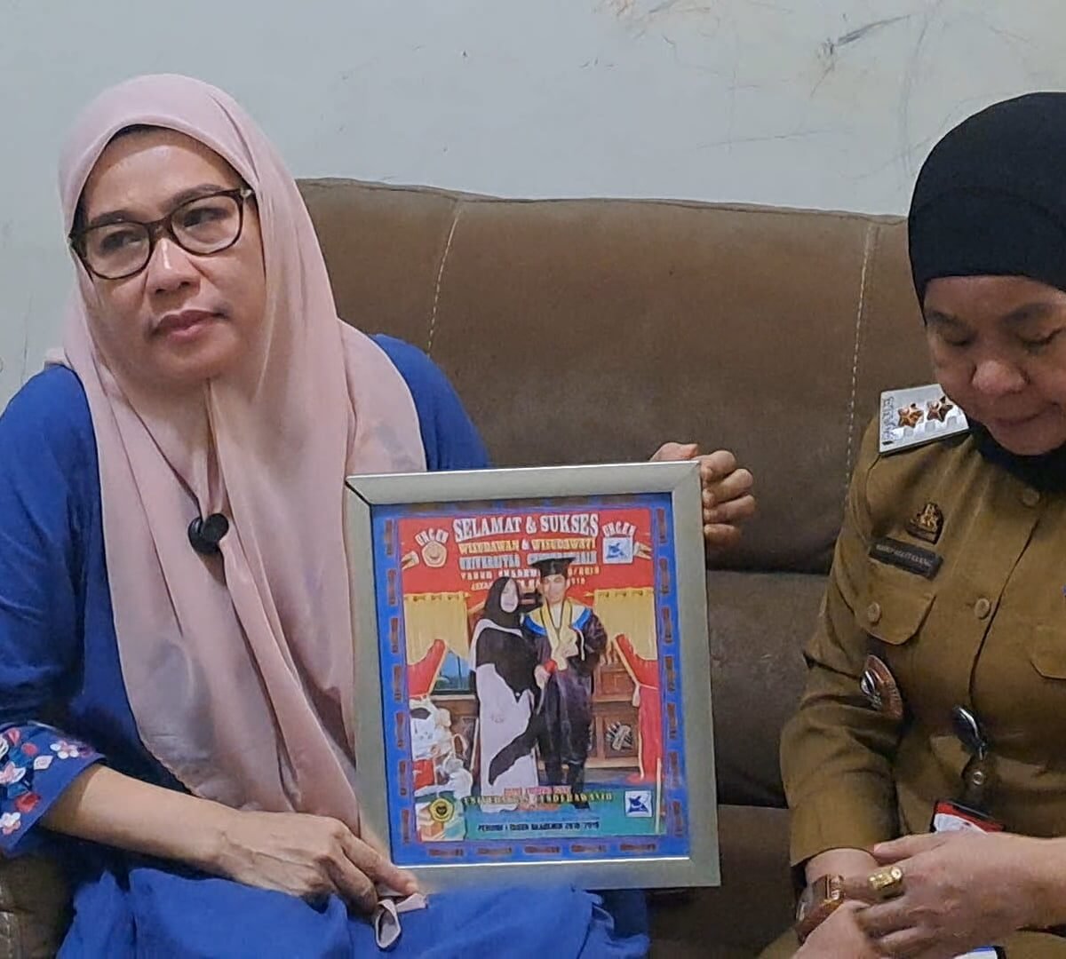 Tangis Ibu Relawan Makassar Minta Prabowo Selamatkan Anak yang Disandera Israel: "Dia Bukan Teroris"