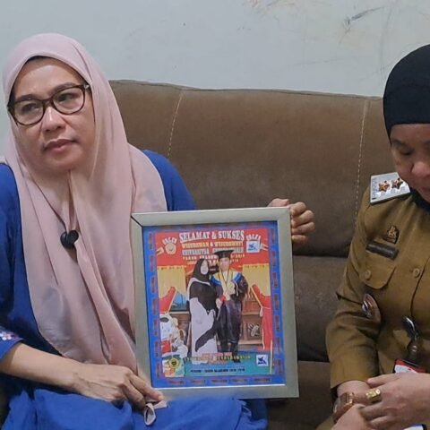 Tangis Ibu Relawan Makassar Minta Prabowo Selamatkan Anak yang Disandera Israel: "Dia Bukan Teroris"
