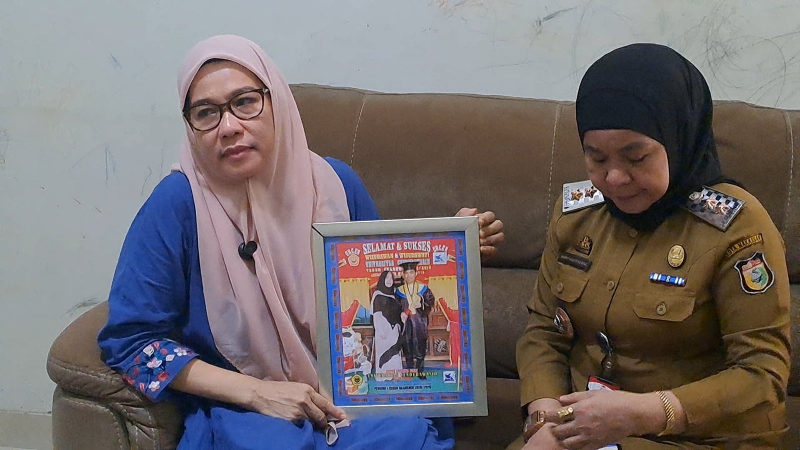 Tangis Ibu Relawan Makassar Minta Prabowo Selamatkan Anak yang Disandera Israel: "Dia Bukan Teroris" Tangis Ibu Relawan Makassar Minta Prabowo Selamatkan Anak yang Disandera Israel: "Dia Bukan Teroris"