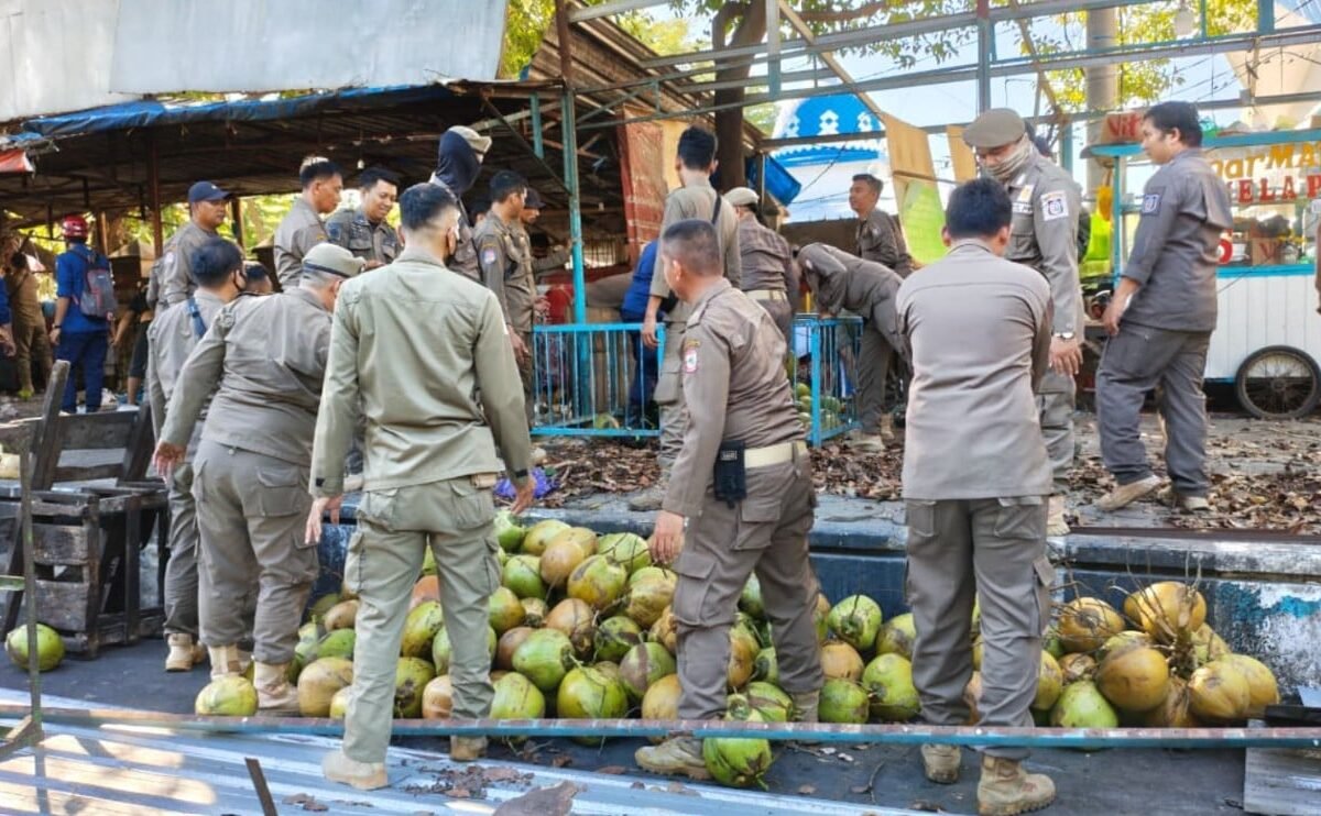 19 Pedagang di Benteng Rotterdam Bongkar Lapak Mandiri, Pemkot Makassar Siapkan 30 Truk