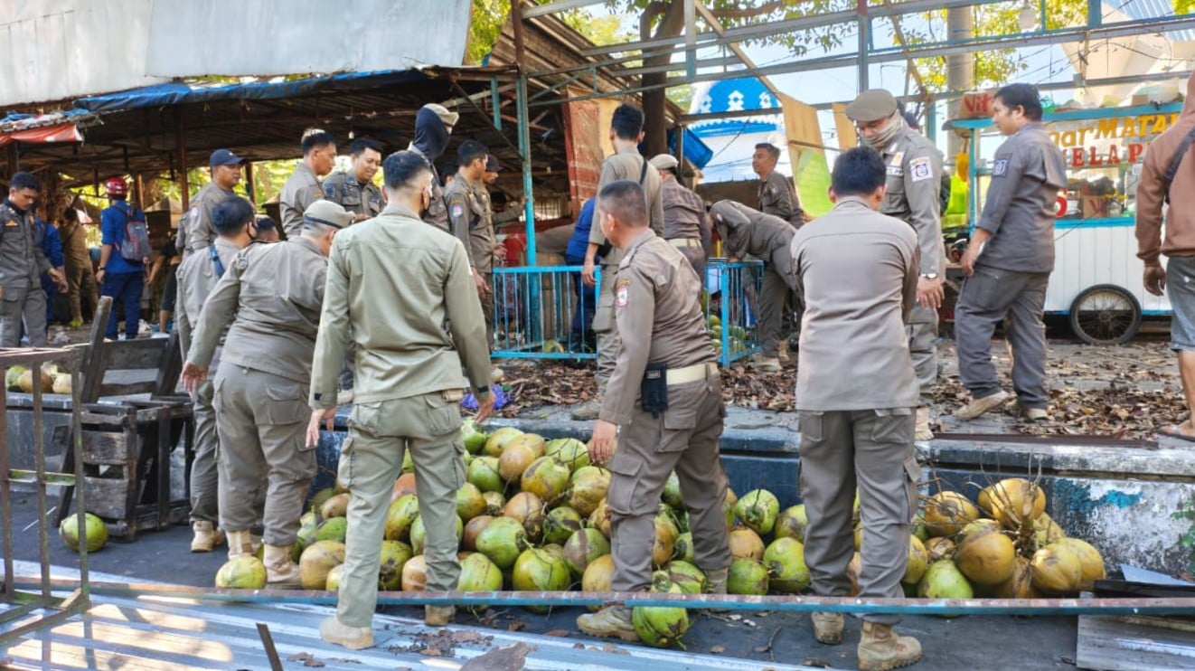 19 Pedagang di Benteng Rotterdam Bongkar Lapak Mandiri, Pemkot Makassar Siapkan 30 Truk