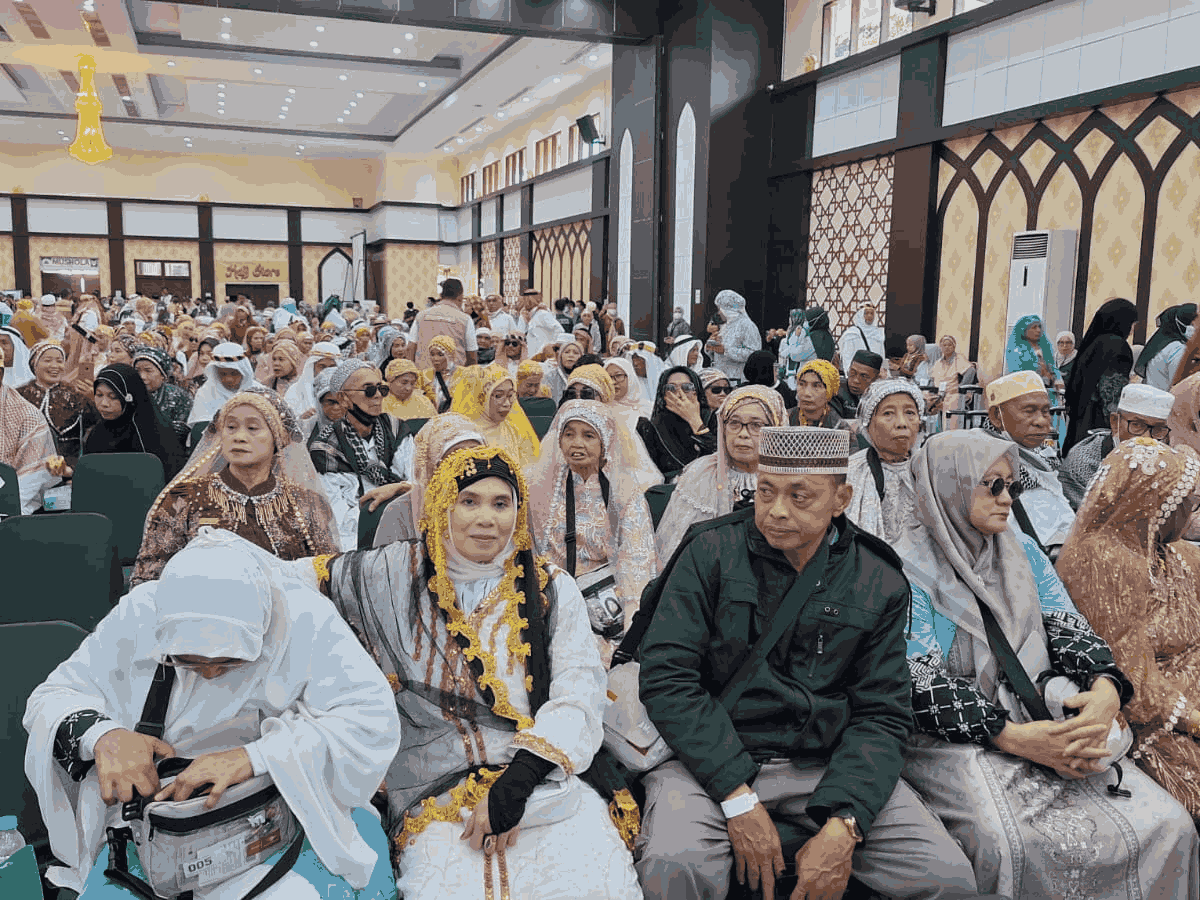 393 Jemaah Haji Kloter 9 Debarkasi Makassar Tiba Utuh, Kemenhaj Sentil Soal Haji Mabrur