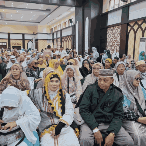 393 Jemaah Haji Kloter 9 Debarkasi Makassar Tiba Utuh, Kemenhaj Sentil Soal Haji Mabrur